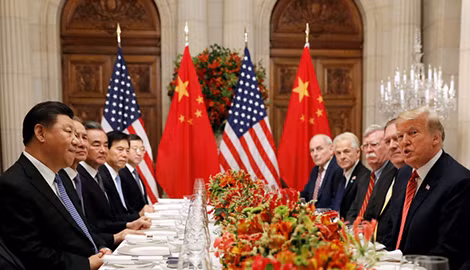 Chủ tịch Trung QUốc Tập Cận Bình và Tổng thống Mỹ Donald Trump cùng các quan chức dự tiệc tối, kết hợp làm việc tại Argentina ngày 1-12. Chủ tịch Trung QUốc Tập Cận Bình và Tổng thống Mỹ Donald Trump cùng các quan chức dự tiệc tối, kết hợp làm việc tại Argentina ngày 1-12.