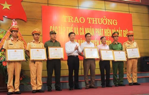 Chủ tịch UBND tỉnh Quảng Bình Nguyễn Hữu Hoài trao tặng Bằng khen cho các tập thể và cá nhân có thành tích xuất sắc trong vụ phá án.