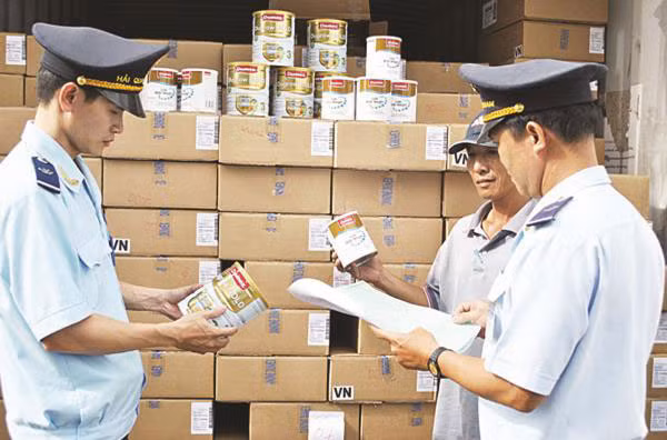 Việc kiểm tra “dàn hàng ngang” 100% không dựa theo nguyên tắc quản lý rủi ro và thông lệ quốc tế đang gây ra nhiều bất cập vướng mắc cho cả cơ quan quản lý và cộng đồng DN. Việc kiểm tra “dàn hàng ngang” 100% không dựa theo nguyên tắc quản lý rủi ro và thông lệ quốc tế đang gây ra nhiều bất cập vướng mắc cho cả cơ quan quản lý và cộng đồng DN.