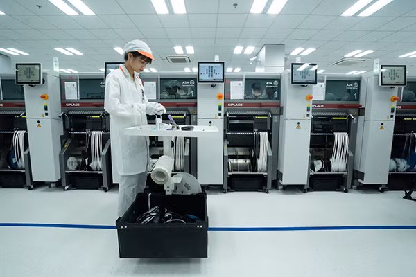 Dây truyền gắn linh kiện điện tự động tại nhà máy Vsmart.