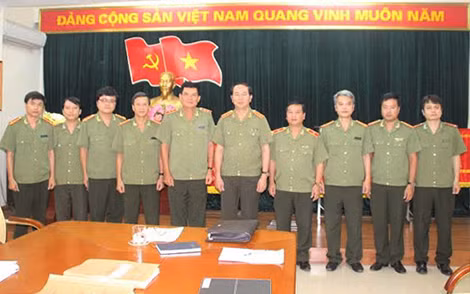 Đồng chí Trần Đại Quang với các thành viên Ban Chuyên án điều tra, truy bắt đối tượng Giang Kim Đạt. Đồng chí Trần Đại Quang với các thành viên Ban Chuyên án điều tra, truy bắt đối tượng Giang Kim Đạt.