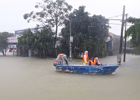 Cán bộ Công an rà từng nhà để cứu người gặp nạn.