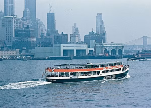 Khung cảnh nhìn từ chuyến phà ra đảo Staten ở New York, 1959.