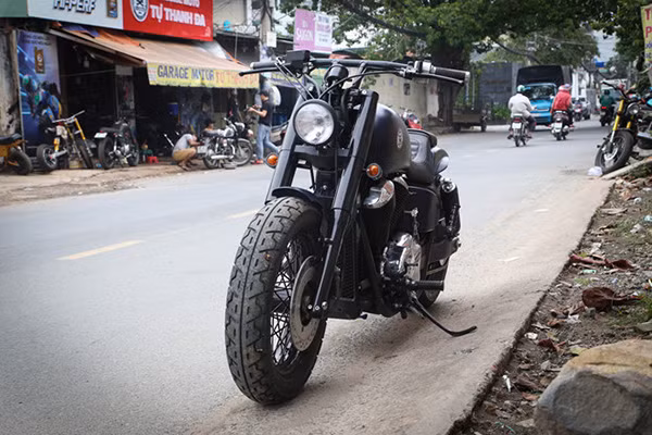 Honda Shadow 400 đời 1997 trang bị động cơ V-Twin 398 cc, 4 thì, OHC, làm mát bằng chất lỏng. Khối động cơ này cho công suất 33 mã lực tại 7.500 vòng/phút, mô-men xoắn 34 Mn tại 6.000 vòng/phút.