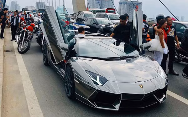 Lamborghini Aventador LP700-4 Roadster vẫn sử dụng động cơ V12, dung tích 6,5 lít, sản sinh công suất tối đa 700 mã lực và mô-men xoắn cực đại 690 Nm. Sức mạnh được truyền tới cả bốn bánh thông qua hộp số tự động 7 cấp ISR, nhờ đó, Aventador mui trần có thể tăng tốc từ 0-100 km/h trong 2,9 giây trước khi đạt vận tốc tối đa 349 km/h.