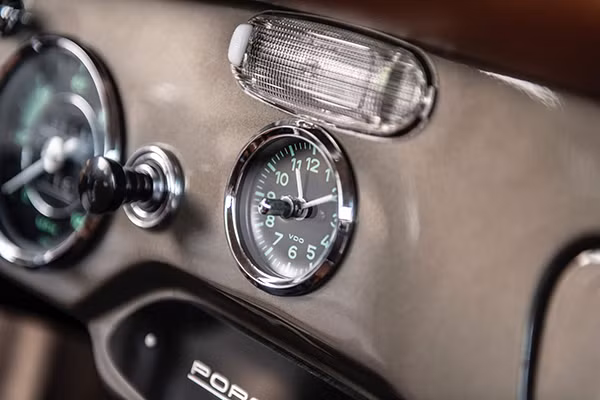 Đồng hồ xem giờ ở giữa bảng điều khiển trung tâm như mọi mẫu xe Porsche khác.