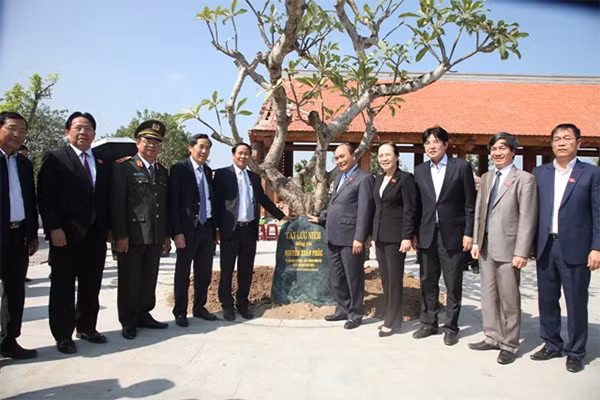Thủ tướng trồng cây lưu niệm tại Khu tưởng niệm đồng chí Nguyễn Đức Cảnh.