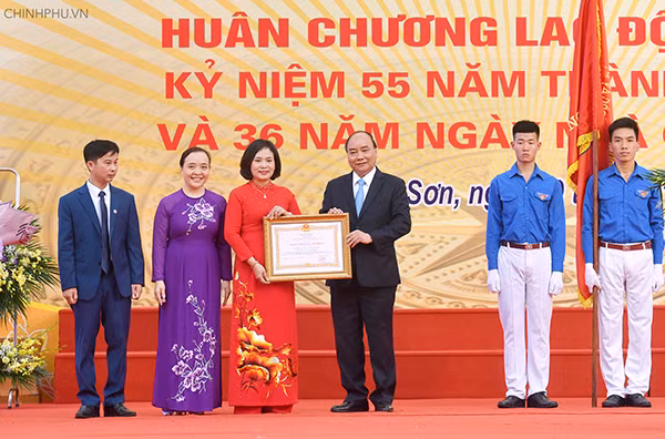 Thủ tướng Nguyễn Xuân Phúc trao Huân chương Lao động hạng Nhì cho nhà trường.