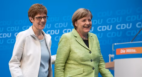 Bà Annegret Kramp-Karrenbauer và Bà Angela Merkel.