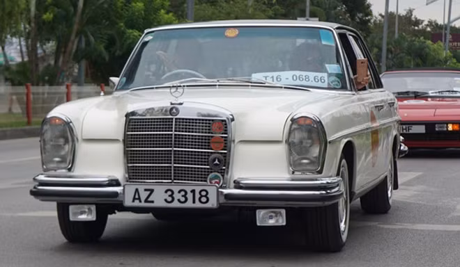 Trong khi chiếc Mercedes Benz 1971 lại gây ấn tượng bởi sự sang chảnh và vẻ đẹp hào nhoáng.