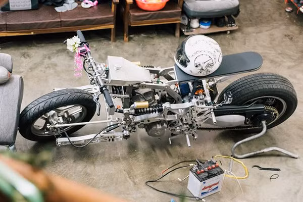 Phần khung sườn được chế theo kiểu Omega Frame (hình chữ C) và hệ thống lái Hub Center Steering (HCS).