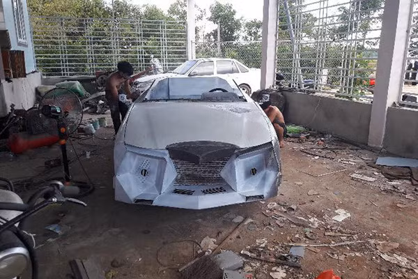 Ngoại hình xe trở nên khá hầm hố với phần đầu và đuôi xe trông như những chiếc siêu xe Batman khủng. Mẫu xe độ này cũng được trang bị bộ đèn pha nhỏ dạng LED có thể đổi màu sắc. Phía trên "đôi mắt" này còn có dải đèn LED chiếu sáng ban ngày.