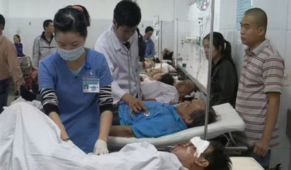Vào khoảng 3h00 ngày 18-10, Khoa ngoại bỏng của bệnh viện đã tiếp nhận 8 trường hợp ngư dân của tài cá QNg 96068 bị bỏng nặng được chuyển viện từ tỉnh Quảng Ngãi.