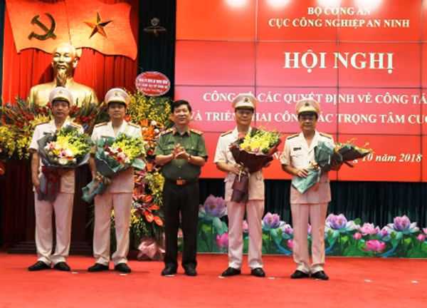 Thứ trưởng Nguyễn Văn Sơn tặng hoa lãnh đạo Cục CNAN.