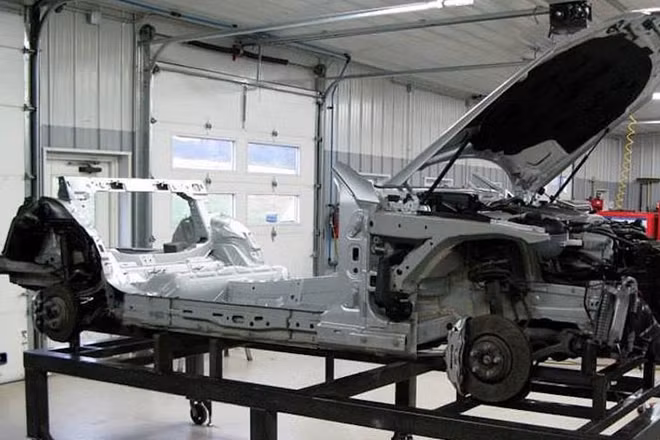 Phần khung sàn cùng toàn bộ hệ thống treo, phanh và hệ động lực của C63 AMG sau khi tách khỏi vỏ. Để có thể lắp được phần trái tim của C63 AMG vào vỏ 190E, Piper Motorsport đã rút ngắn trục cơ sở của chiếc xe xuống, kéo theo phần khung sàn cũng phải được thay đổi kích thước.