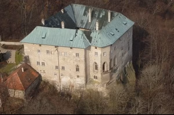 Nằm cách thành phố Prague của Cộng hòa Czech 47 km về phía Bắc, lâu đài Houska là một trong những lâu đài được bảo quản nguyên vẹn nhất.