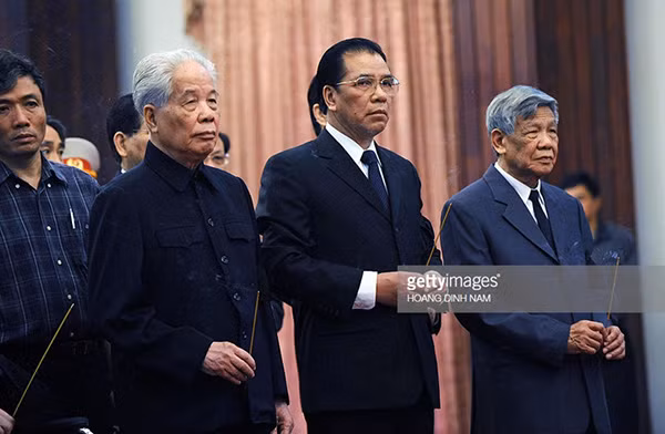 Nguyên Tổng Bí thư Đỗ Mười bên hai người kế nhiệm là nguyên Tổng Bí thư Lê Khả Phiêu và Tổng Bí thư Nông Đức Mạnh tại lễ viếng cố Thủ tướng Võ Văn Kiệt. Ảnh: Getty.