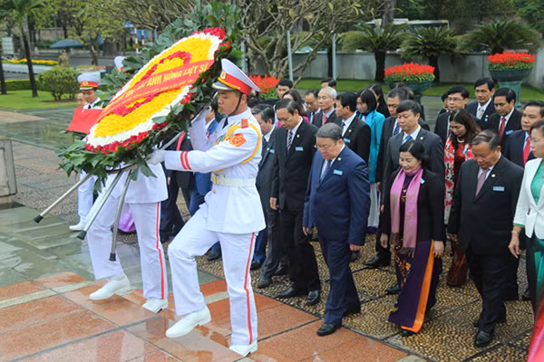Đoàn đại biểu Hội Nông dân Việt Nam dâng hương tưởng niệm các anh hùng liệt sỹ tại Đài tưởng niệm Bắc Sơn.
