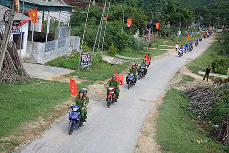 Công an huyện Quế Phong phối hợp các đơn vị chức năng tổ chức ra quân tuyên truyền phòng chống ma túy, HIV/AIDS trên địa bàn. Công an huyện Quế Phong phối hợp các đơn vị chức năng tổ chức ra quân tuyên truyền phòng chống ma túy, HIV/AIDS trên địa bàn.