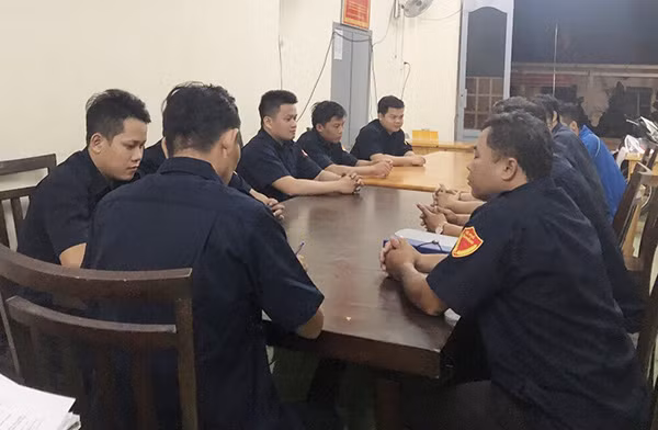 Đội dân phòng và Công an xã bàn kế hoạch tuần tra đêm trên địa bàn. Đội dân phòng và Công an xã bàn kế hoạch tuần tra đêm trên địa bàn.