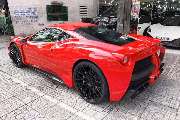 Gói độ Misha Designs dành cho chiếc xe Ferrari 458 Italia độ độc này bao gồm cản va trước/sau, nắp capô và toàn bộ đuôi xe đều được thiết kế lại ấn tượng và cá tính hơn trước. Bên cạnh đó, ngoại hình xe được nới rộng thêm các vòm bánh xe tạo vẻ dữ dằn hơn so với nguyên bản.