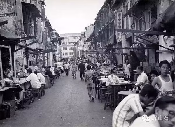 Những quán ăn vỉa hề trên đường phố Singapore.