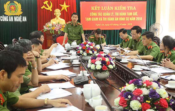 Lãnh đạo Cục Cảnh sát Quản lí tạm giữ, tạm giam và thi hành án hình sự tại cộng đồng Bộ Công an thông qua biên bản kiểm tra công tác tác quản lý, thi hành tạm giữ, tạm giam và thi hành án hình sự năm 2018 tại Công an tỉnh Nghệ An. Lãnh đạo Cục Cảnh sát Quản lí tạm giữ, tạm giam và thi hành án hình sự tại cộng đồng Bộ Công an thông qua biên bản kiểm tra công tác tác quản lý, thi hành tạm giữ, tạm giam và thi hành án hình sự năm 2018 tại Công an tỉnh Nghệ An.