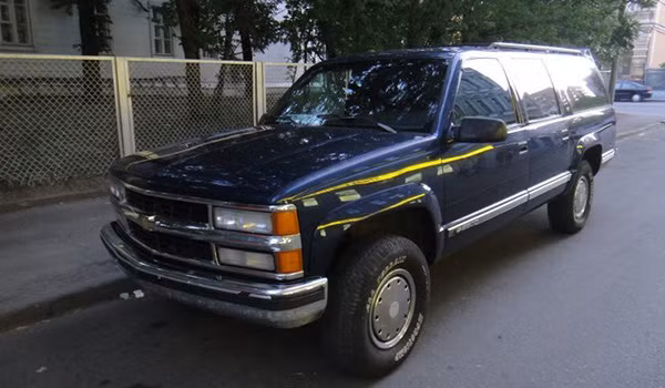 ...và Chevrolet Suburban của Mỹ.