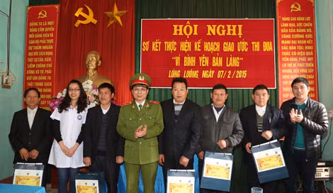 Thiếu tướng Nguyễn Dĩnh, Cục trưởng Cục Cảnh sát truy nã tội phạm và đại diện Đại học Y Hà Nội, Đoàn Thanh niên Tập đoàn Dầu khí Việt Nam thăm hỏi, chúc Tết cán bộ chủ chốt xã Lóng Luông. Thiếu tướng Nguyễn Dĩnh, Cục trưởng Cục Cảnh sát truy nã tội phạm và đại diện Đại học Y Hà Nội, Đoàn Thanh niên Tập đoàn Dầu khí Việt Nam thăm hỏi, chúc Tết cán bộ chủ chốt xã Lóng Luông.