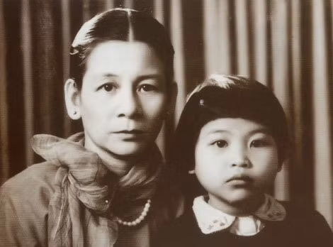Minh Vân chụp với mẹ Kíu (tức Nguyễn Thị Kíu). Minh Vân chụp với mẹ Kíu (tức Nguyễn Thị Kíu).