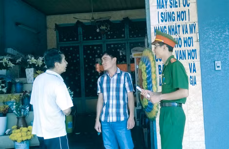 Anh Nguyễn Chí Thiện (đứng giữa) đang kể lại chuyện bắt 2 đối tượng cướp giật. Anh Nguyễn Chí Thiện (đứng giữa) đang kể lại chuyện bắt 2 đối tượng cướp giật.