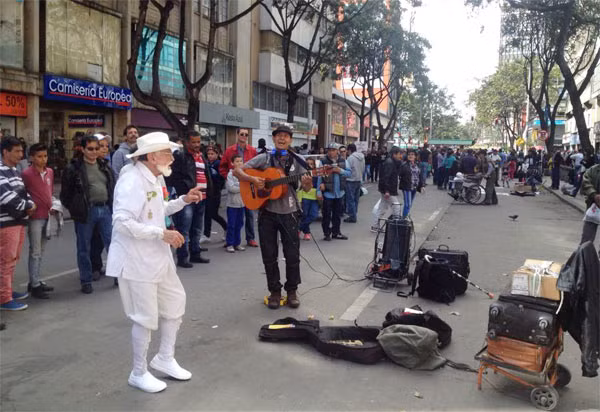 Một ban nhạc biểu diễn trên đường phố Bogotá.DC.