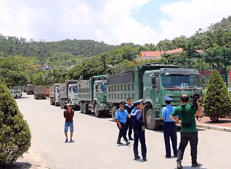 Xử lý xe quá tải hoạt động tại công trường nhiệt điện khu vực TP Uống Bí.