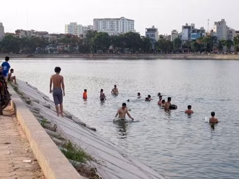 Hồ Linh Đàm “hút” người bơi lội, nguy cơ đuối nước luôn rình rập.