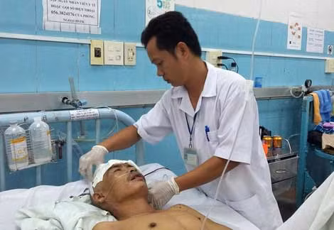 Chăm sóc hậu phẫu bệnh nhân Trương Quang Phúc. Ảnh:Nguyễn Văn Trang
