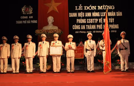 Thứ trưởng Trần Việt Tân trao tặng danh hiệu anh hùng LLVTND cho Phòng CSĐT tội phạm về ma túy, Công an TP Hải Phòng.