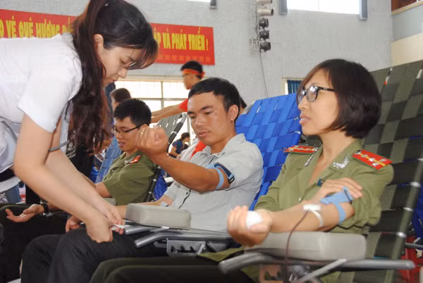 Chiến sỹ Công an tỉnh Đắk Lắk tham gia hiến máu.