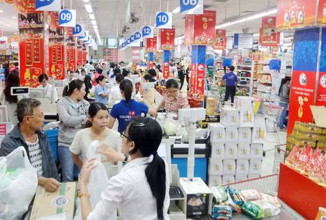 Hàng ngàn mặt hàng khuyến mãi ở siêu thị.