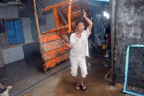 Căn nhà ông Trần Văn Cầm bị sóng biển và triều cường gây xói lở, có nguy cơ sập đổ.