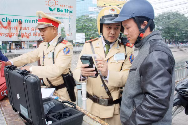 Tăng mức phạt vi phạm nồng độ cồn cần phù hợp với điều kiện kinh tế - xã hội. Tăng mức phạt vi phạm nồng độ cồn cần phù hợp với điều kiện kinh tế - xã hội.