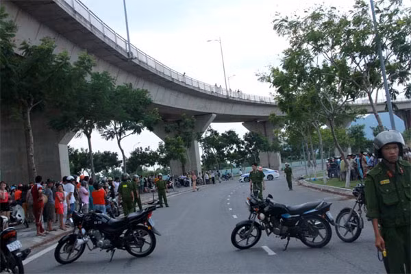 Hiện trường vụ tai nạn thảm khốc khiến 3 nạn nhân tử vong 2 cháu nhỏ bị thương nặng tại cầu Thuận Phước.