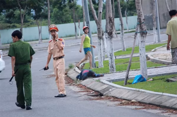 CSGT và Công an quận Hải Châu đã có mặt tại hiện trường giúp đưa người bị nạn đi cấp cứu và bảo vệ hiện trường, điều tra nguyên nhân vụ tai nạn.