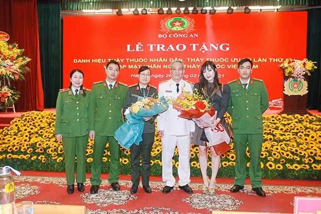 Thầy thuốc nhân dân Nguyễn Khắc Thủy và gia đình tại buổi lễ vinh danh các thầy thuốc CAND do Bộ Công an tổ chức ngày 26/2.