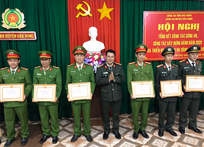 Thượng tá Nay Gia Phú, Phó Giám đốc Công an tỉnh trao danh hiệu thi đua cho các tập thể thuộc Công an huyện Đắk Song tại hội nghị tổng kết.