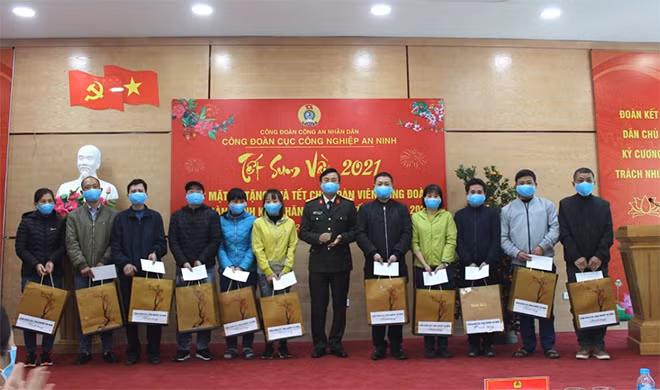 Thượng tá Nguyễn Mạnh Cường, Phó Cục trưởng Cục Công nghiệp An ninh trao quà Tết của Cục tặng người lao động co hoàn cảnh khó khăn.