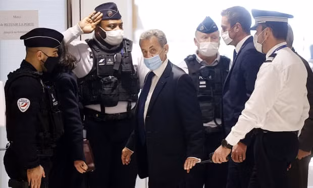 Cựu Tổng thống Pháp Nicolas Sarkozy (ở giữa) đến tòa hôm 1-3. Ảnh: Bloomberg