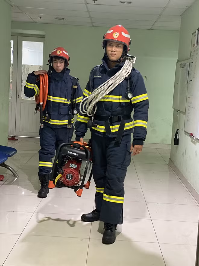 Trung úy Nguyễn Nhật Phương và đồng đội.