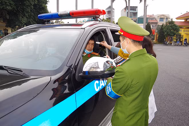 Đội ngũ y, bác sĩ Bệnh xá Phòng Hậu cần, Đội Điều lệnh, Đoàn thanh niên - Công an tỉnh đo thân nhiệt cho CBCS khi đến cơ quan làm việc.