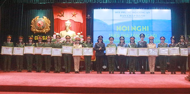 Đại tá Ngô Hoài Thu tặng Bằng khen cho các tập thể hội xuất sắc. Đại tá Ngô Hoài Thu tặng Bằng khen cho các tập thể hội xuất sắc.
