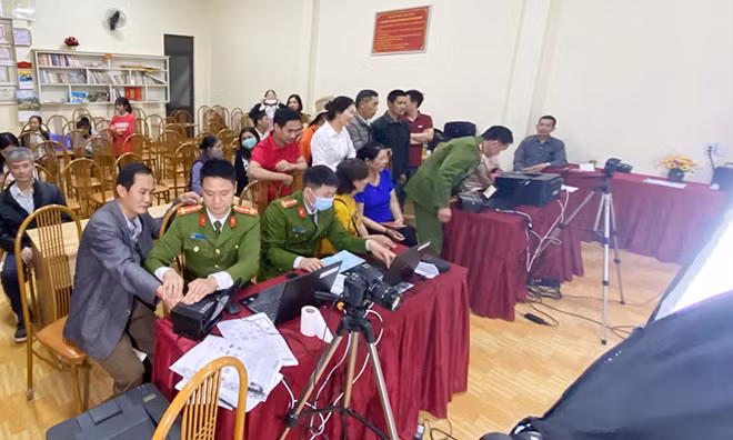 CBCS Công an Sơn La làm thủ tục cấp căn cước công dân cho người dân tổ 5, phường Tô Hiệu, thành phố Sơn La vào buổi tối.